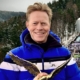 Dieter Thoma mit Trophäe vor Skisprungschanze in Oberstdorf – Profilbild bei der Redneragentur PODIUM