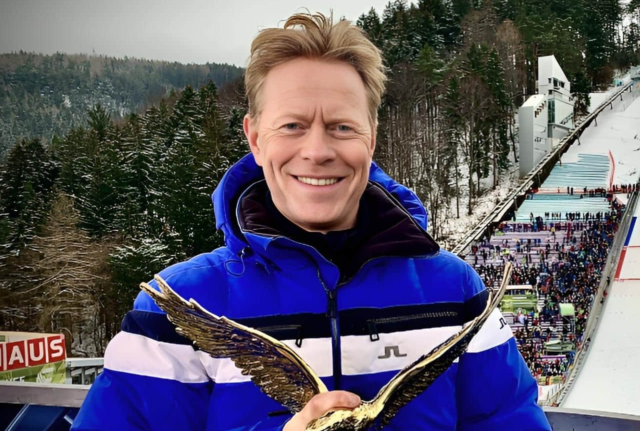 Dieter Thoma mit Trophäe vor Skisprungschanze in Oberstdorf – Profilbild bei der Redneragentur PODIUM