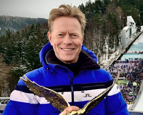 Dieter Thoma mit Trophäe vor Skisprungschanze in Oberstdorf – Profilbild bei der Redneragentur PODIUM