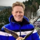Dieter Thoma mit Trophäe vor Skisprungschanze in Oberstdorf – Profilbild bei der Redneragentur PODIUM