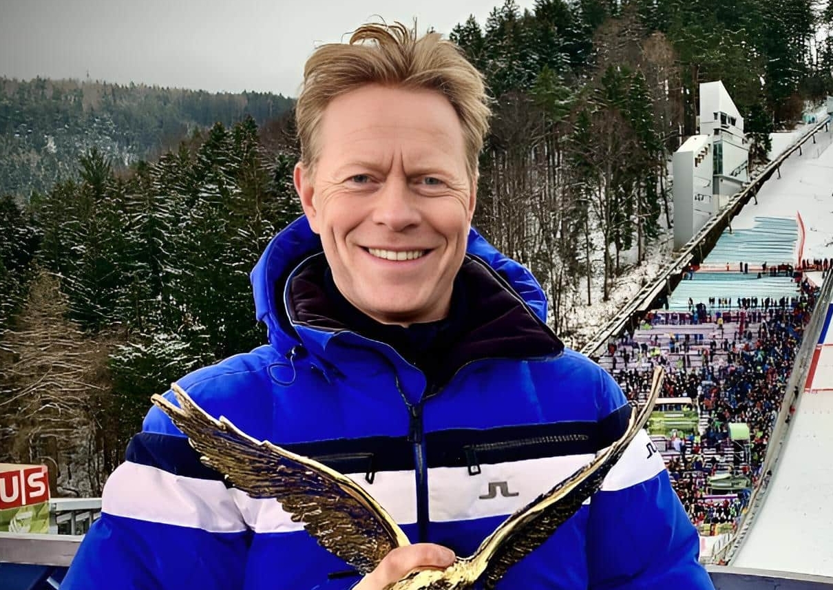 Dieter Thoma mit Trophäe vor Skisprungschanze in Oberstdorf – Profilbild bei der Redneragentur PODIUM