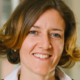 Das Profilbild von Karolien Notebart bei der Redneragentur PODIUM in Business-Outfit mit freundlichem Blick