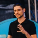 Henry Götte spricht auf dem GREATOR Festival – Profilbild bei der Redneragentur PODIUM