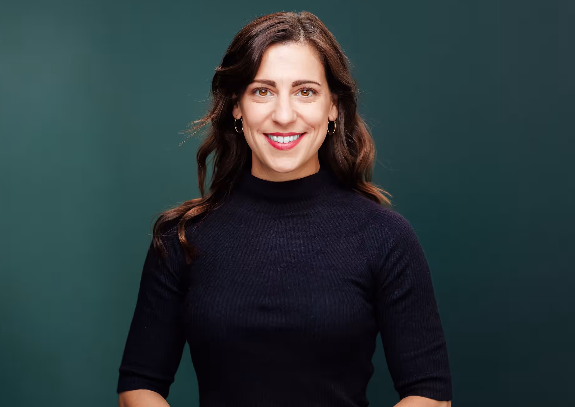 Das Profilbild von Carina Jantsch bei der Redneragentur PODIUM – professionelles Porträt vor grünem Hintergrund.